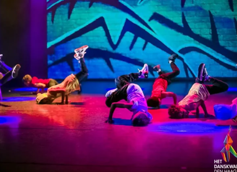 Hiphop danslessen bij dansschool Het Danskwartier Den Haag voor kinderen, jongeren en volwassenen. Coole choreografieën, groove en performance staan centraal.